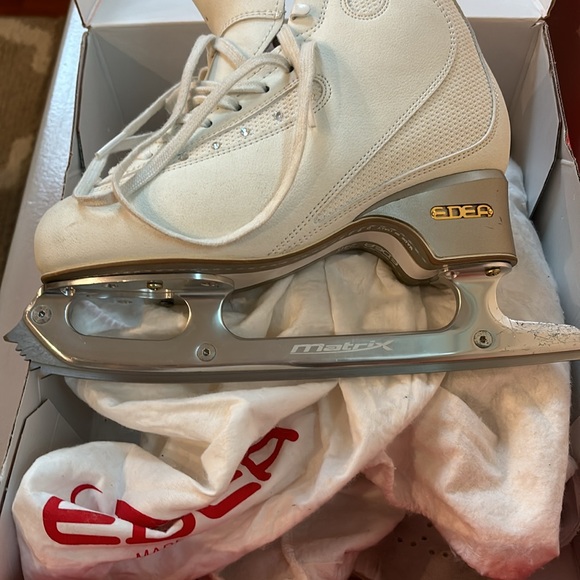 EDEA Ice Fly figure skates size 240C with Matrix Elite 9” Blade - Picture 5 of 8
